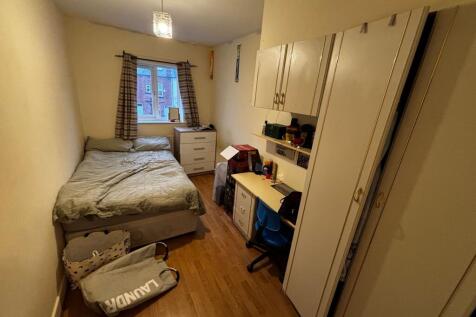 Neat double bedroom with a comfortable bed, bui...