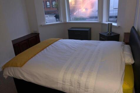 Bright double bedroom with a comfortable double...