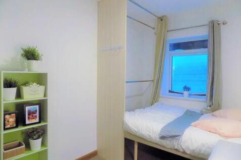 Bright, neatly styled single bedroom with a com...