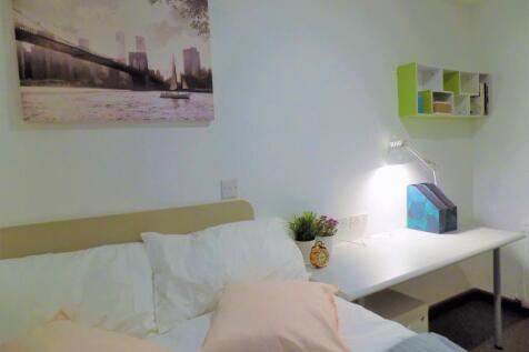 Bright, tidy bedroom with a comfortable double ...