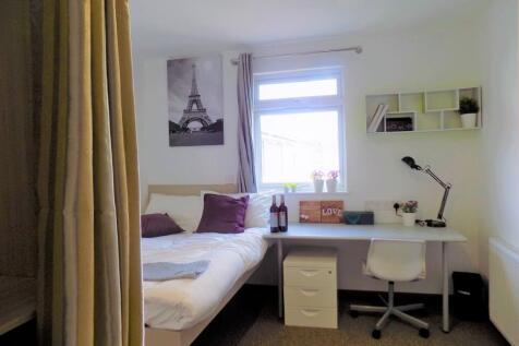 Bright, well-presented bedroom with a comfortab...