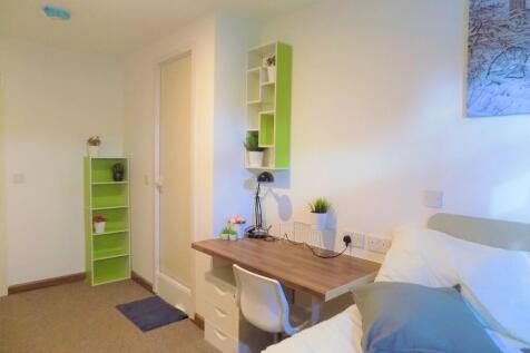 Bright, tidy single bedroom with a practical st...