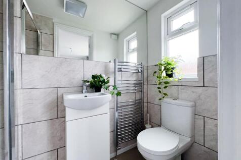 Bright, recently updated bathroom with modern w...