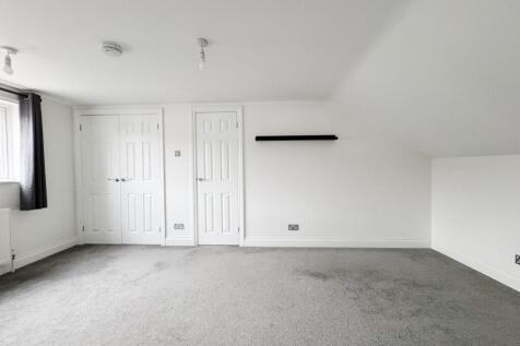 Bright, neutral double bedroom with light grey ...