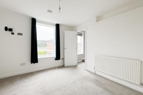 Bright, neutral double bedroom with large sash ...