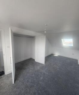 Bright, recently refreshed double bedroom with ...