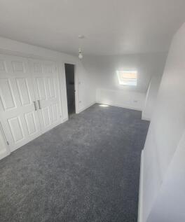 Bright, freshly refurbished double bedroom with...