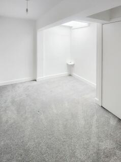 Bright, freshly redecorated single bedroom with...