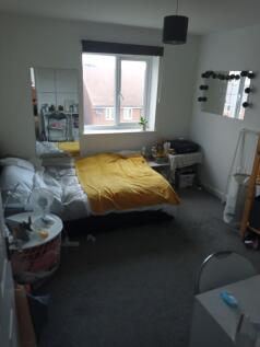 Bright, cosy bedroom with a comfortable double ...