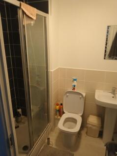 Compact, well-equipped bathroom with a shower c...