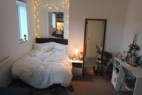 Cozy double bedroom with a comfy double bed, be...