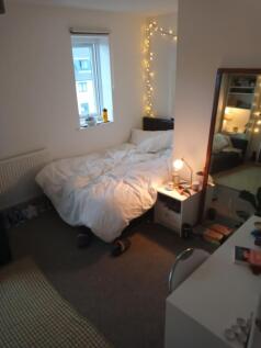 Bright, cosy bedroom with a comfortable double ...