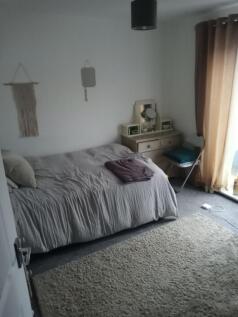 Well-presented double bedroom with a comfy doub...