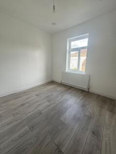 Bright, freshly painted single bedroom with new...