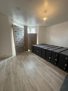 Bright, recently renovated double bedroom with ...