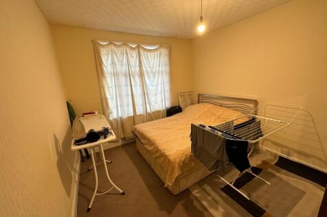 Bright double bedroom with a comfortable double...