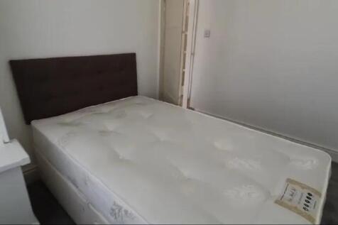 A cozy double bedroom featuring a comfortable b...