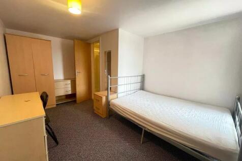A cozy double bedroom featuring a spacious layo...