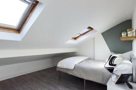 A bright and clean double bedroom with modern d...