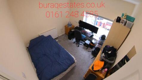 Well-presented double bedroom with a comfortabl...