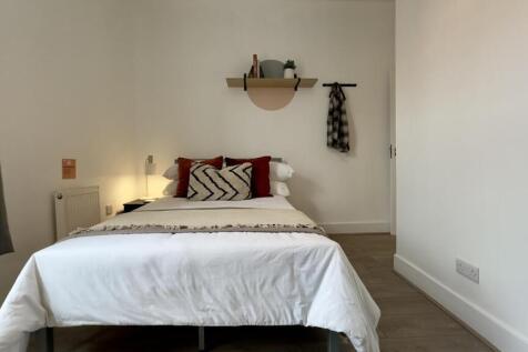 A bright and inviting double bedroom, perfect f...