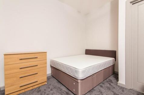 This inviting double bedroom features a spaciou...