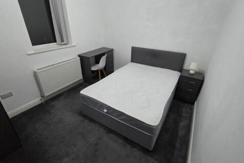 A clean and well-maintained double bedroom feat...