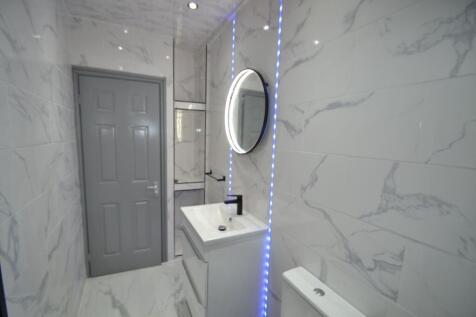 Stylish modern bathroom with marble-effect tile...