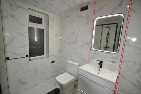 Stylish modern bathroom with marble-effect tile...