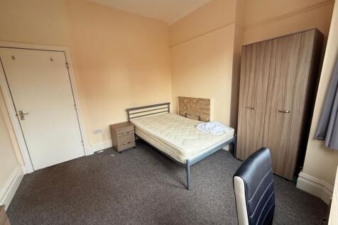 Bright, simply furnished double bedroom with a ...