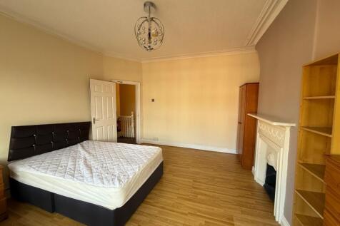 Spacious, well-presented bedroom with a comfort...