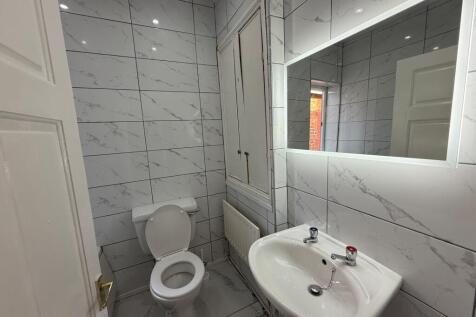 Bright, modern bathroom with marble-effect tile...
