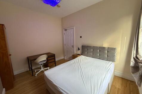 Bright, simply furnished double bedroom with a ...