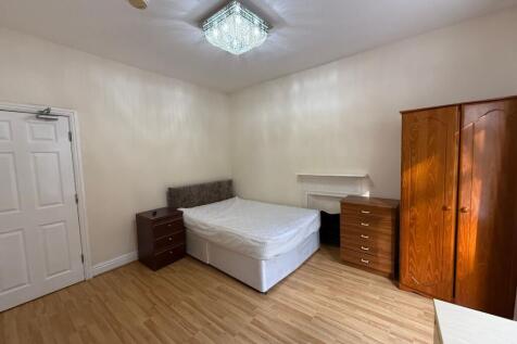 Bright, simply furnished double bedroom with la...