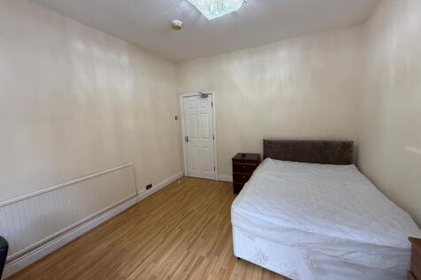 Bright, simply furnished double bedroom with a ...
