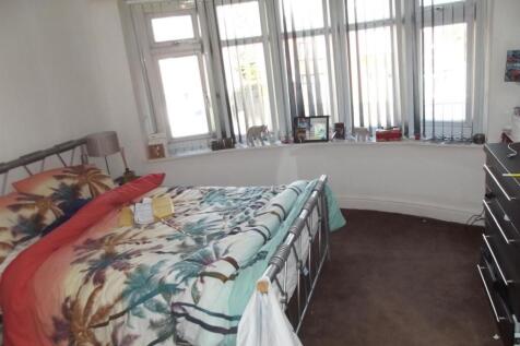 Bright double bedroom with a large bay window, ...