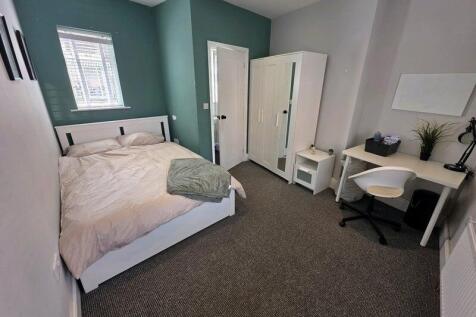 Well-maintained double bedroom featuring a comf...