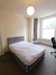 Bright double bedroom with a comfortable double...
