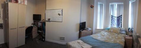 Bright, well-appointed double bedroom with a co...