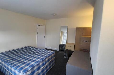 Bright, simply furnished double bedroom with a ...