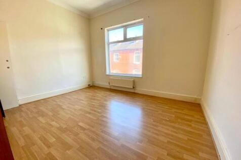 Bright, well-presented bedroom with large windo...