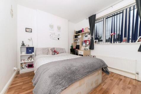 Bright, tidy bedroom with a comfortable double ...