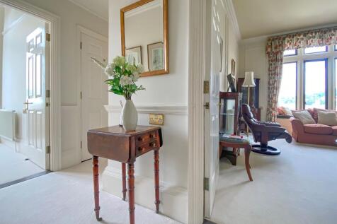 Dual aspect, plenty of natural light throughout