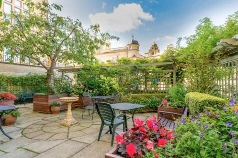 Plenty of outdoor seating