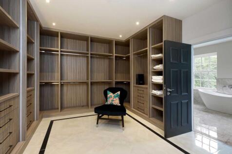 Walk-in-Wardrobe