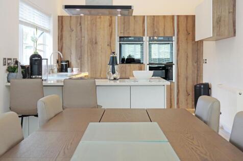 Modern Kitchen / Dining