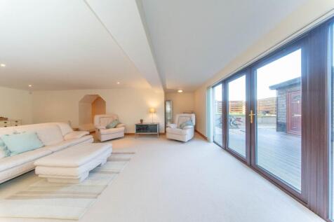 Main Suite/ Lounge Area