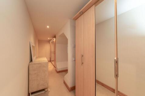 Dressing Room / Main Suite