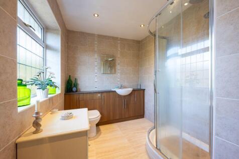 SHOWER ROOM (REAR)