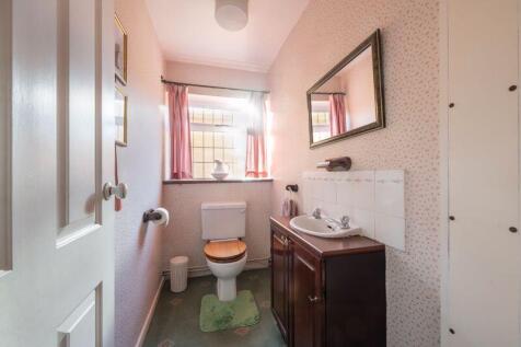 FITTED CLOAKROOM